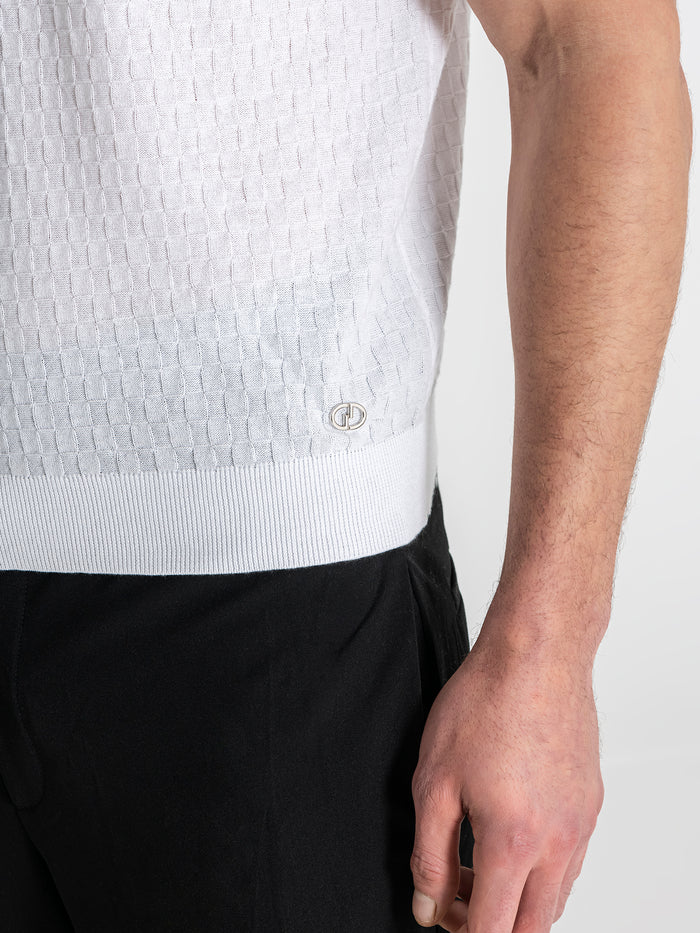 T-SHIRT BRANCA EM MALHA QUADRADOS PONTO CHIC
