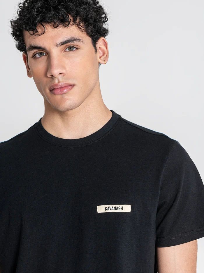 T-SHIRT PRETA COM APLICAÇÃO PONTO CHIC