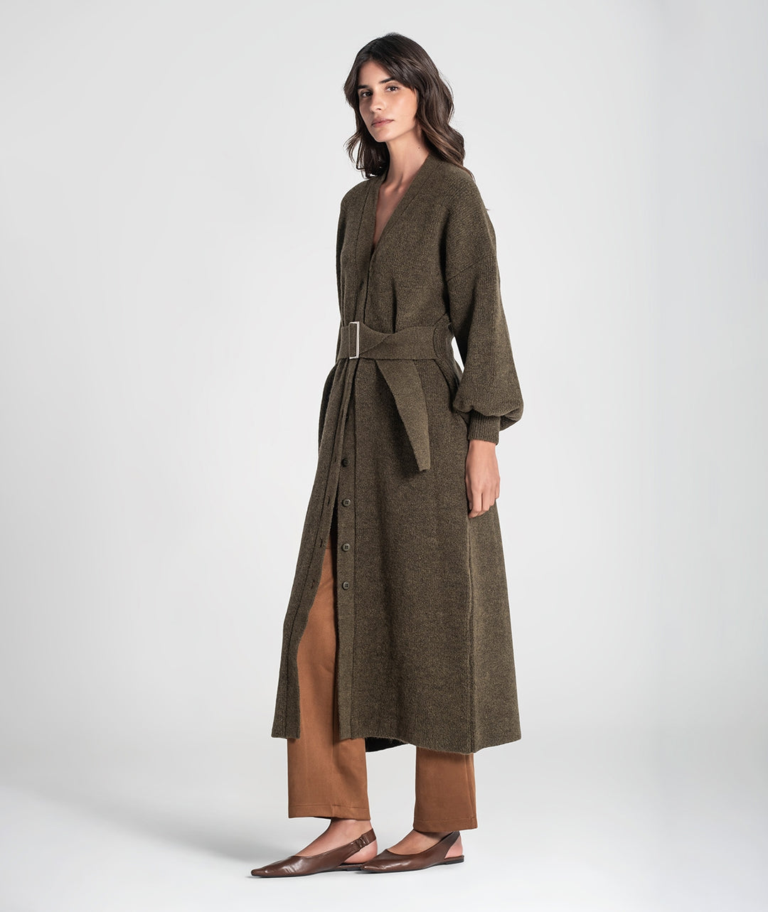 VESTIDO CASACO KAKI COM CINTO E MANGAS ABALONADAS RUGA
