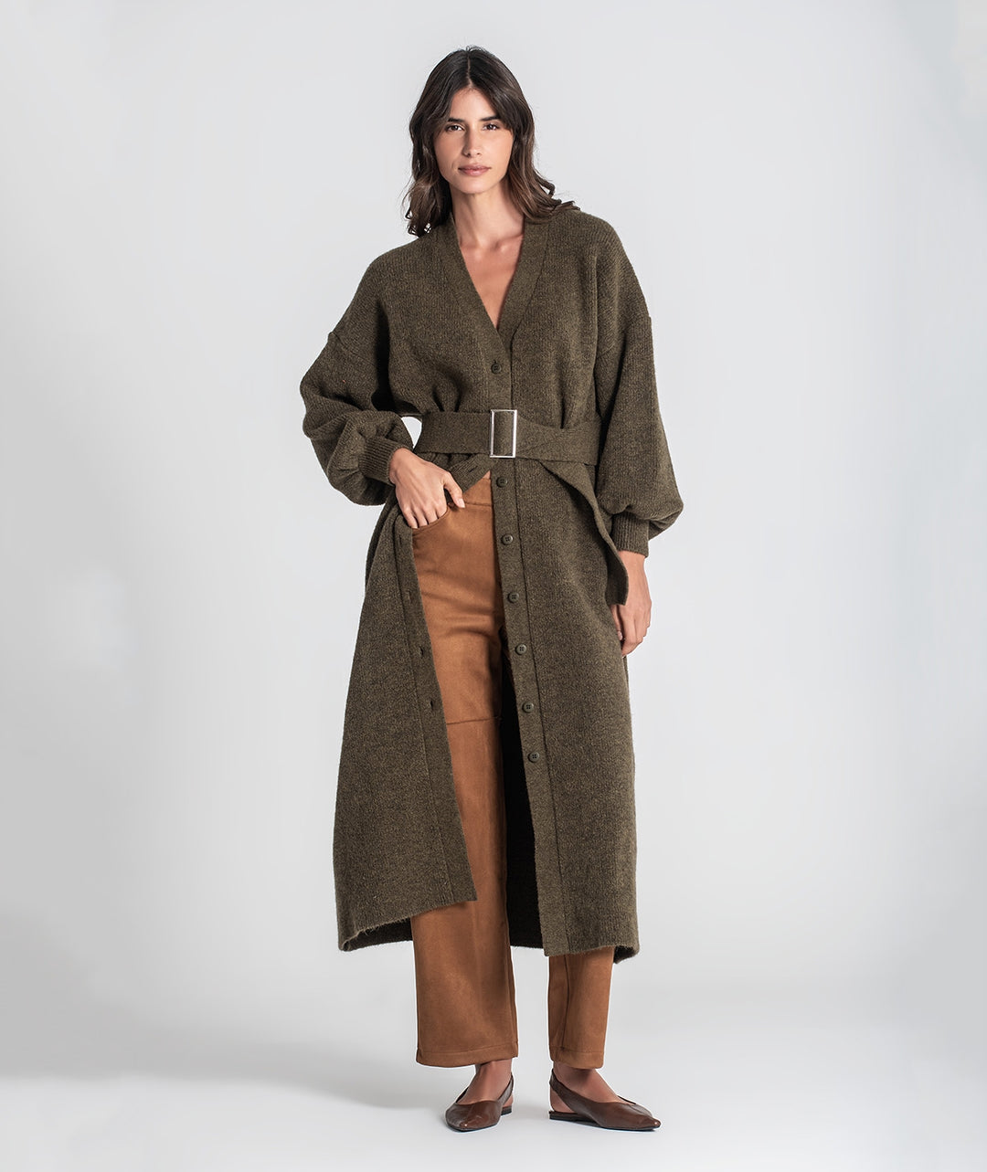 VESTIDO CASACO KAKI COM CINTO E MANGAS ABALONADAS RUGA