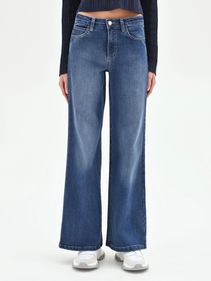 CALÇA DE GANGA WIDE LEG AZUL COM LAVAGEM SUAVE RINASCIMENTO