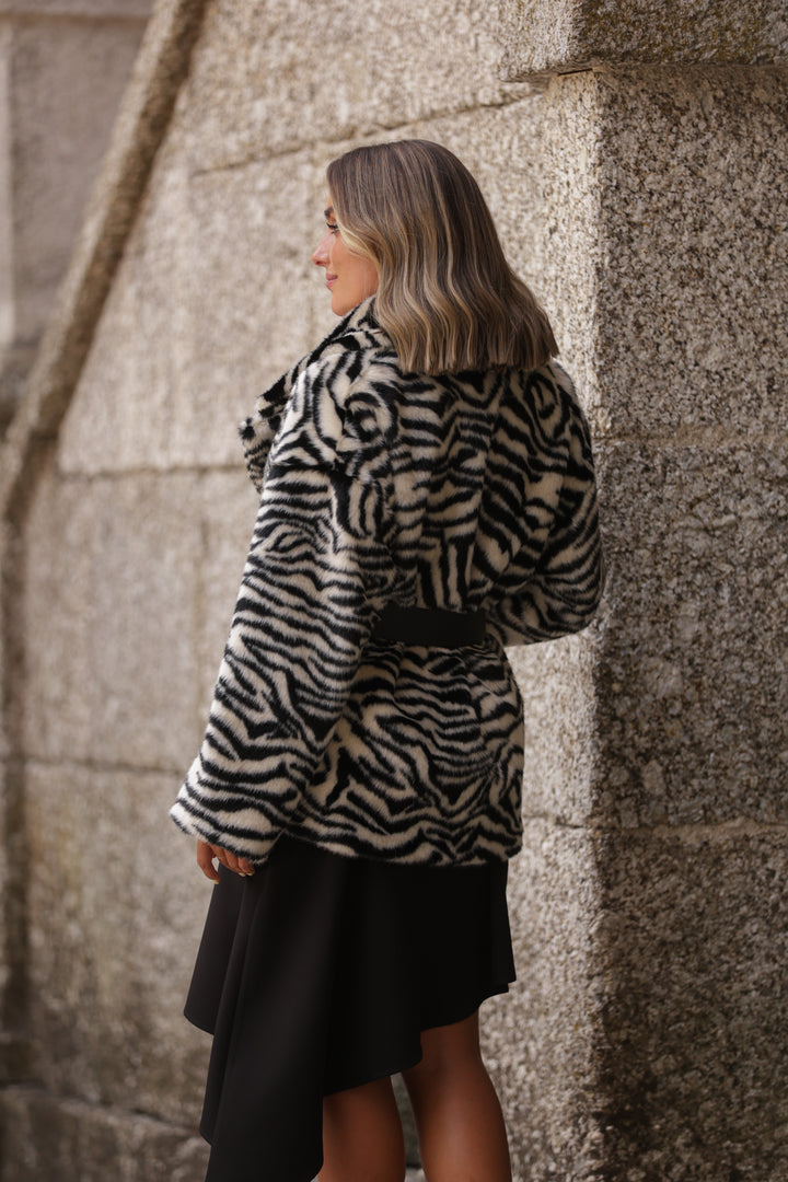 CASACO DE PELO COM PADRÃO ZEBRA E CINTO MISS YOU