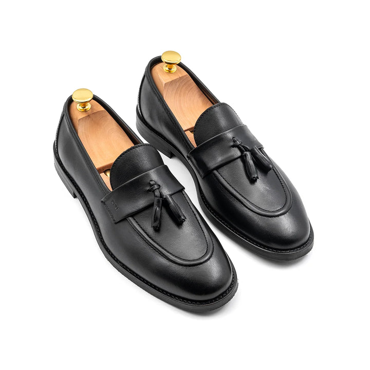 MOCASSIM CLÁSSICO COM POMPOM PRETO ZOLF