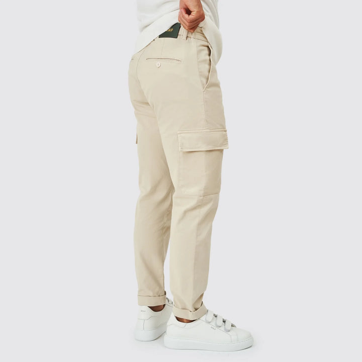 CALÇA CHINO COM BOLSO CARGO BEGE