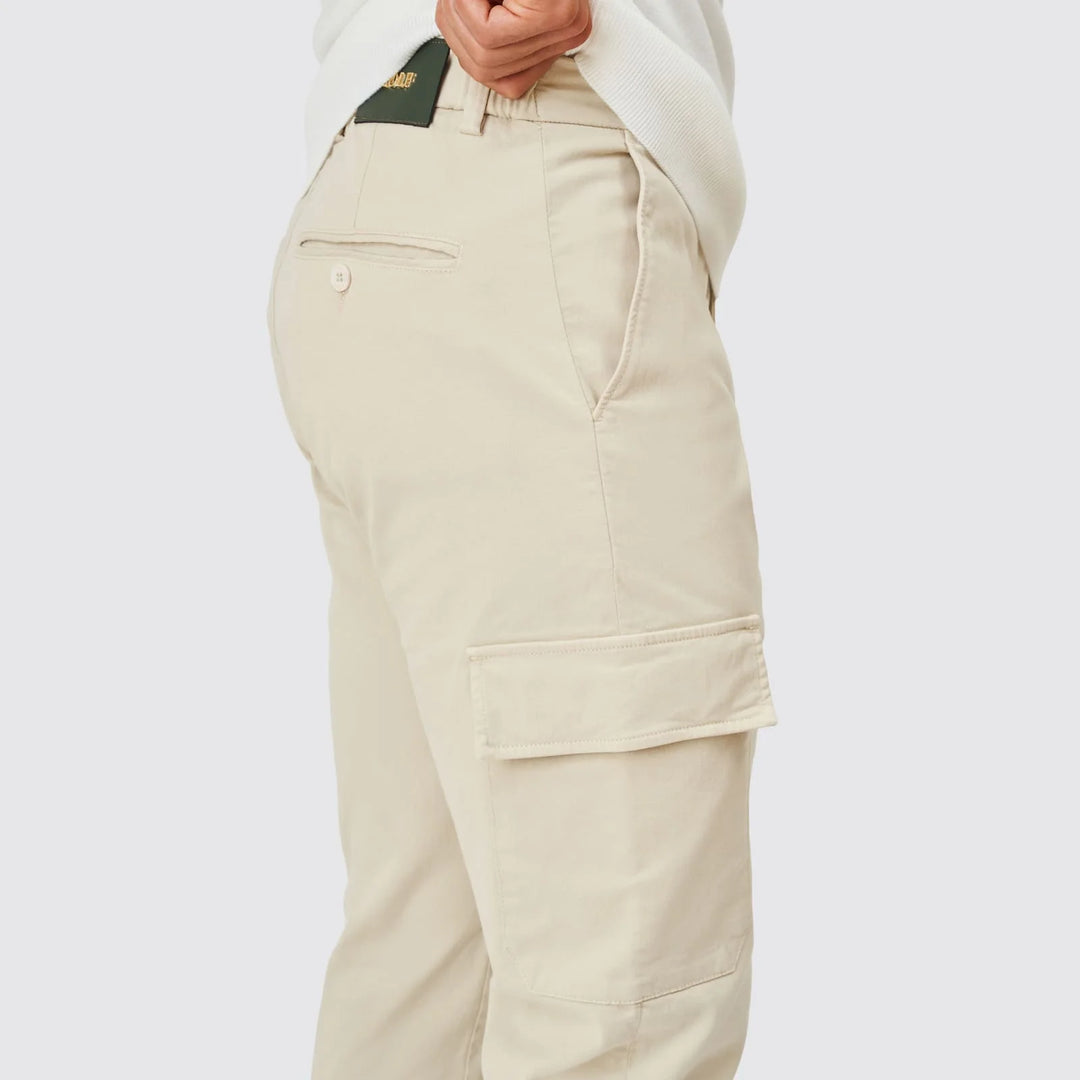CALÇA CHINO COM BOLSO CARGO BEGE