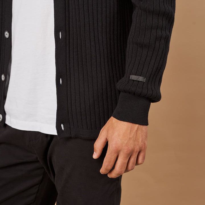 CASACO TRICOT CANELADO COM BOLSO PRETO ZOLF