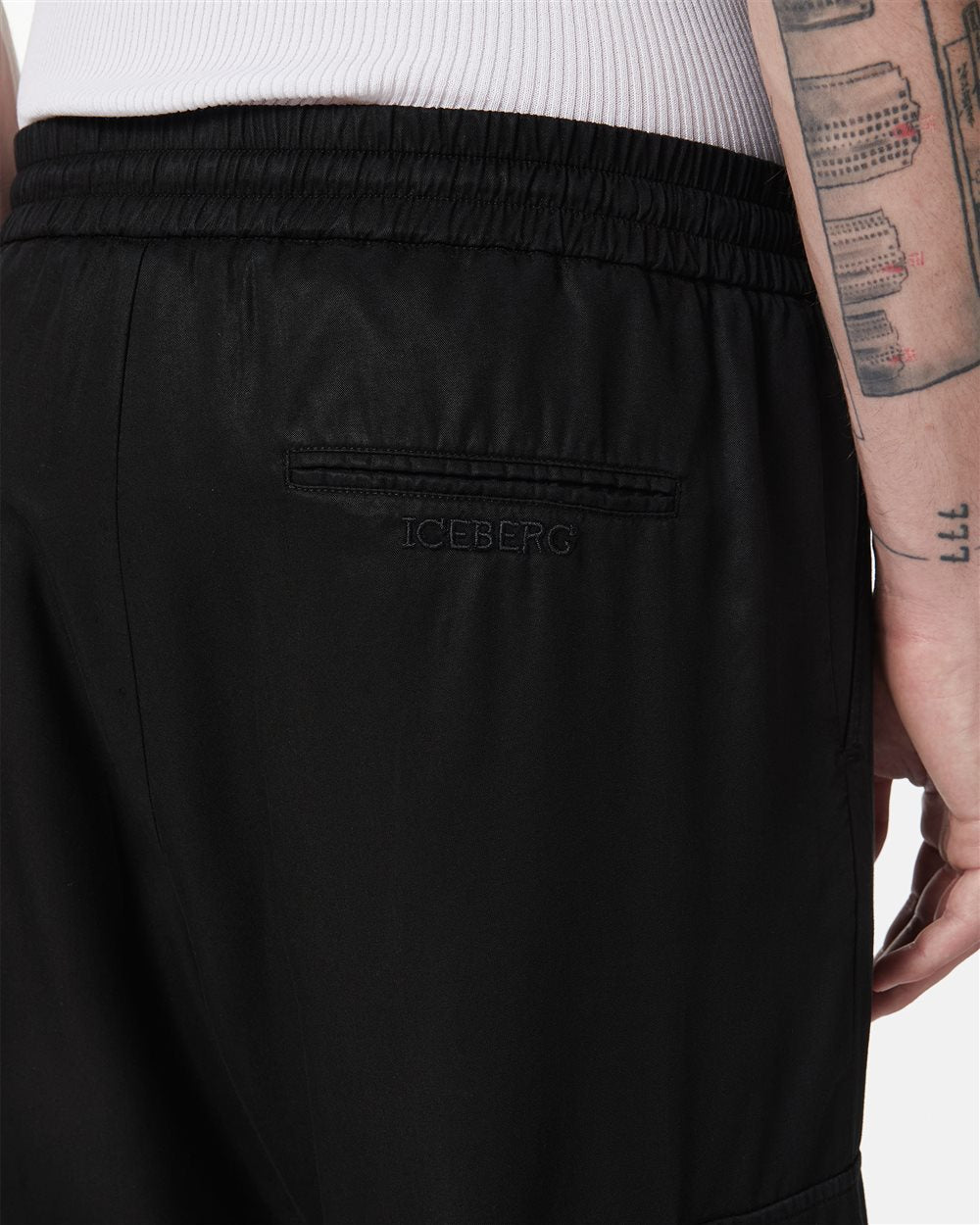 CALÇA CARGO PRETA COM BORDADO ICEBERG MEN