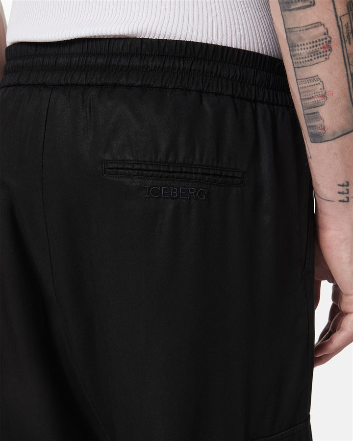 CALÇA CARGO PRETA COM BORDADO ICEBERG MEN