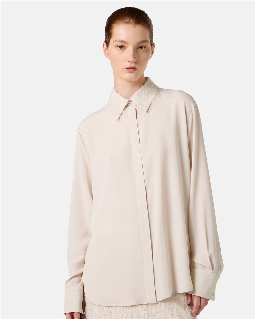 BLUSA EM CREPE CRU DETALHE NA GOLA ICEBERG WOMEN