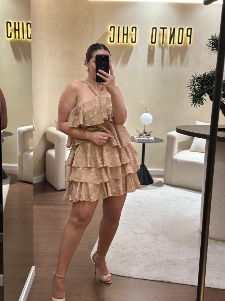 VESTIDO NUDE CURTO COM FOLHOS PONTO CHIC
