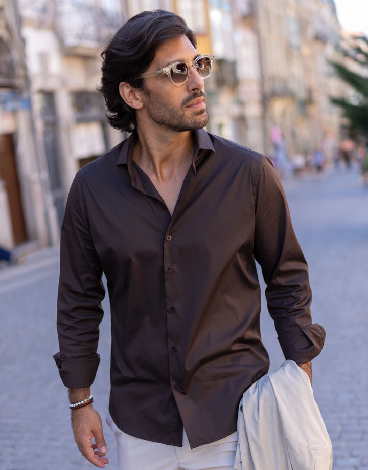 CAMISA CASTANHA SLIM FIT COM GOLA ITALIANA