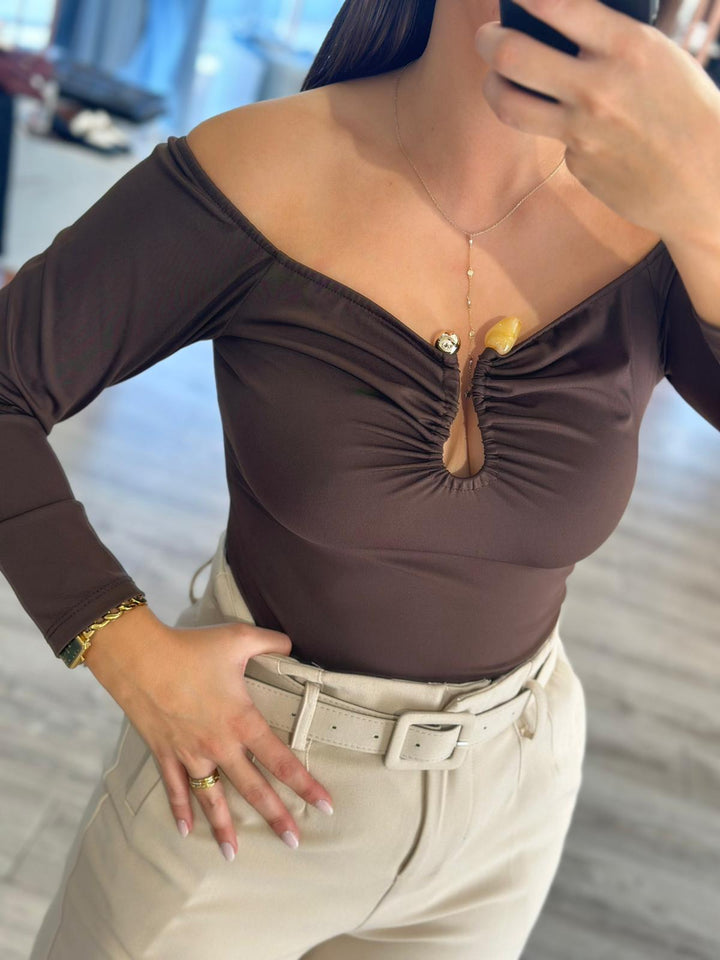 BODY CASTANHO COM PORMENOR NO PEITO PONTO CHIC