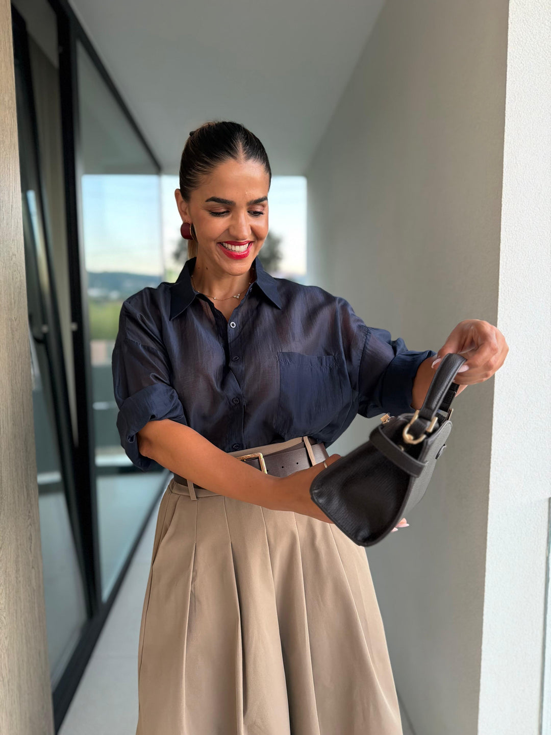 CAMISA AZUL MARINHO FLUIDA COM BOLSO FRONTAL PONTO CHIC