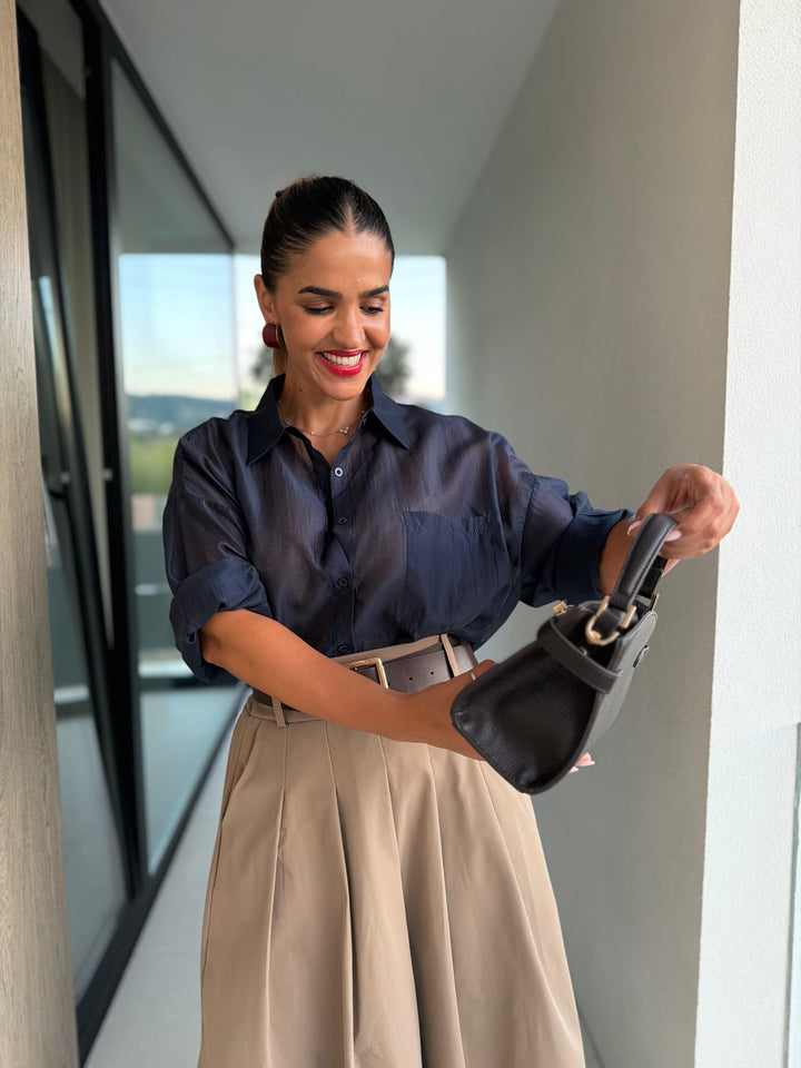 CAMISA AZUL MARINHO FLUIDA COM BOLSO FRONTAL PONTO CHIC