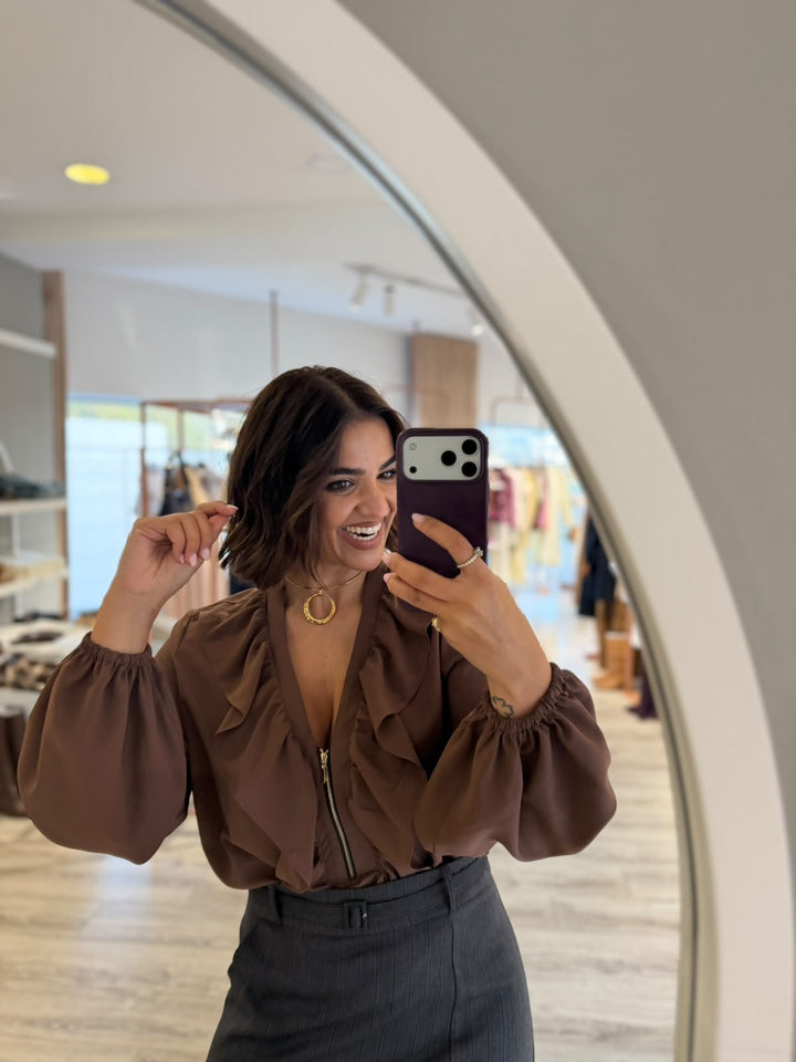 BLUSA CASTANHA COM FOLHOS E FECHO FRONTAL MISS YOU
