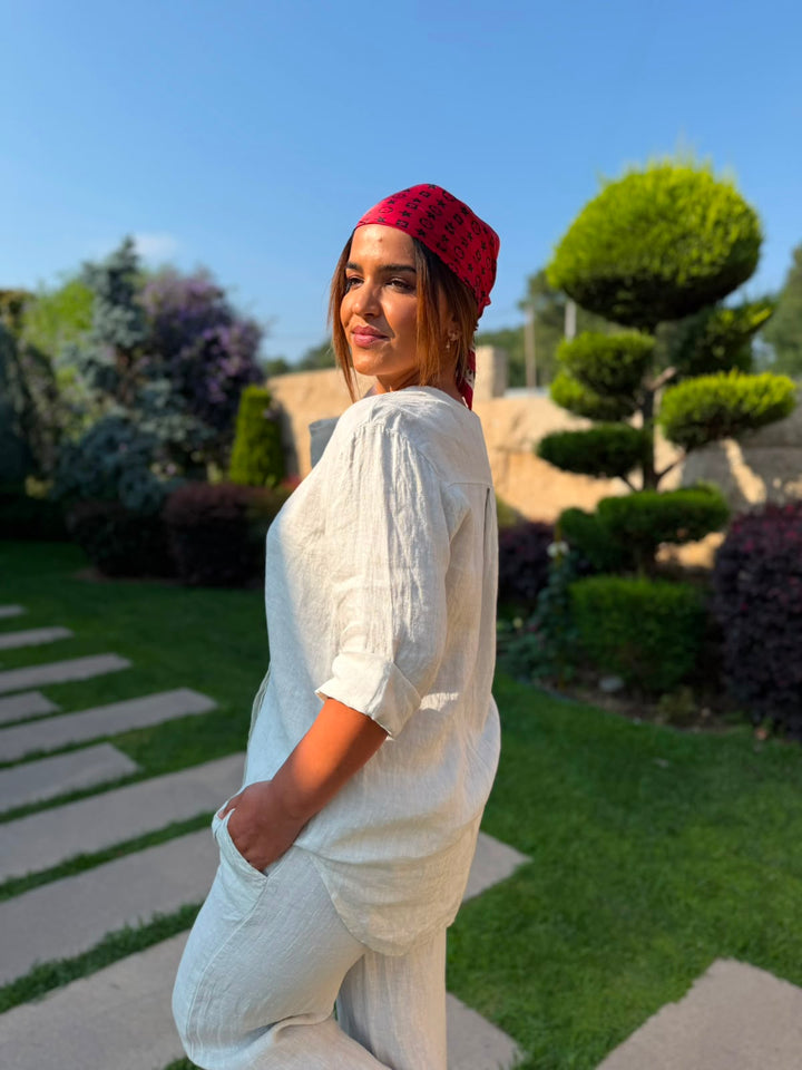 BLUSA DE LINHO COM BOTÃO DECORATIVO BEGE PONTO CHIC