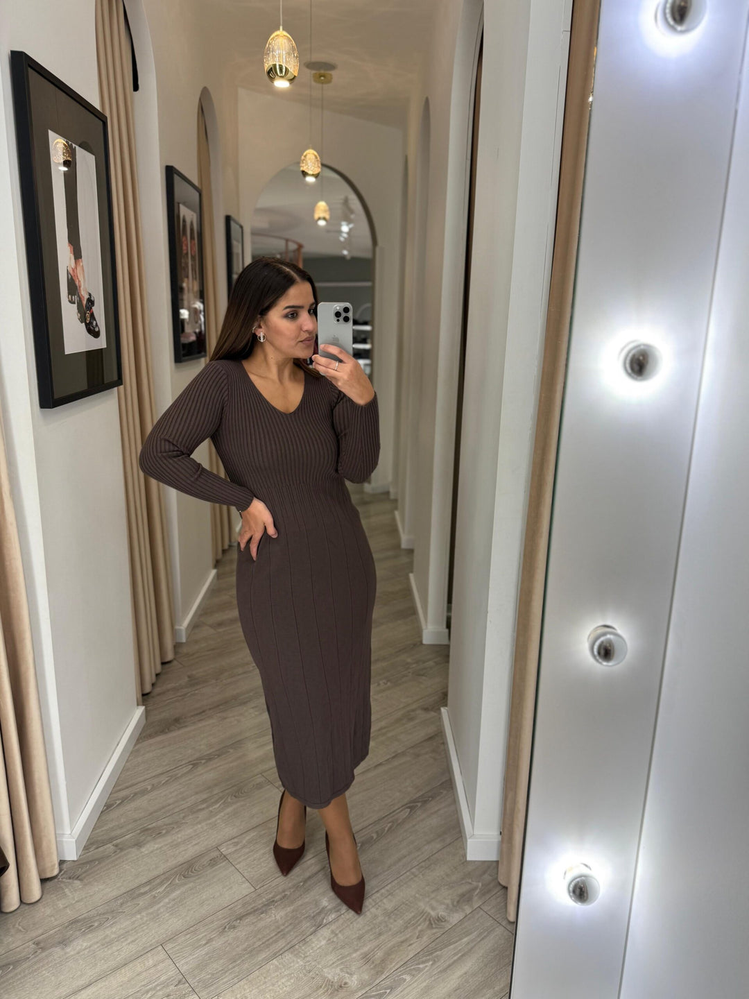VESTIDO DE MALHA CASTANHO PONTO CHIC