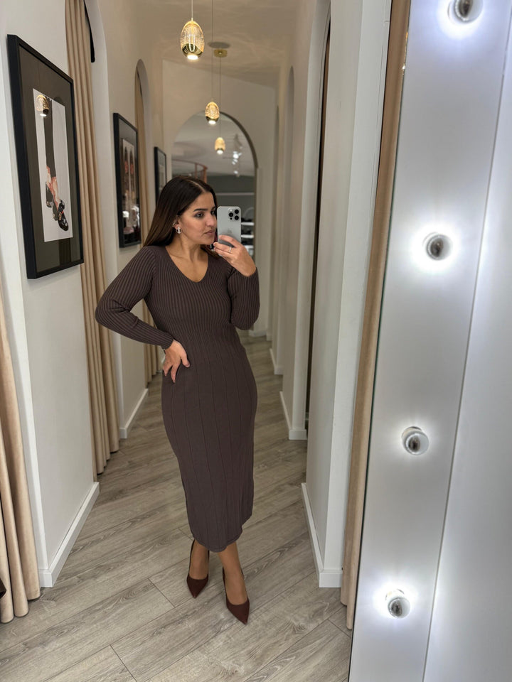 VESTIDO DE MALHA CASTANHO PONTO CHIC