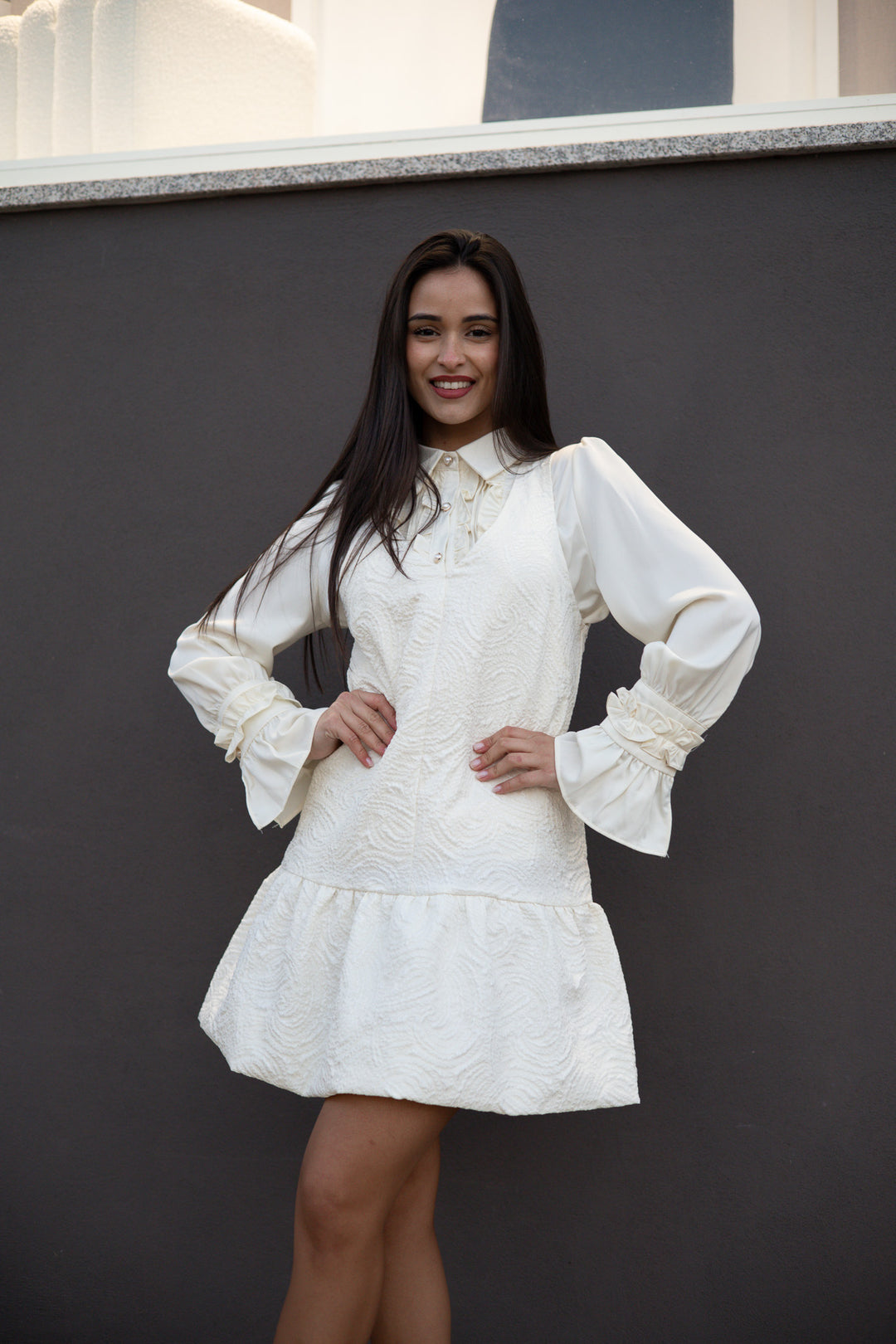 VESTIDO BEGE ABALONADO COM TEXTURA PONTO CHIC