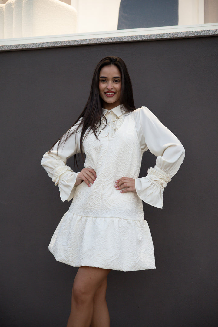 VESTIDO BEGE ABALONADO COM TEXTURA PONTO CHIC