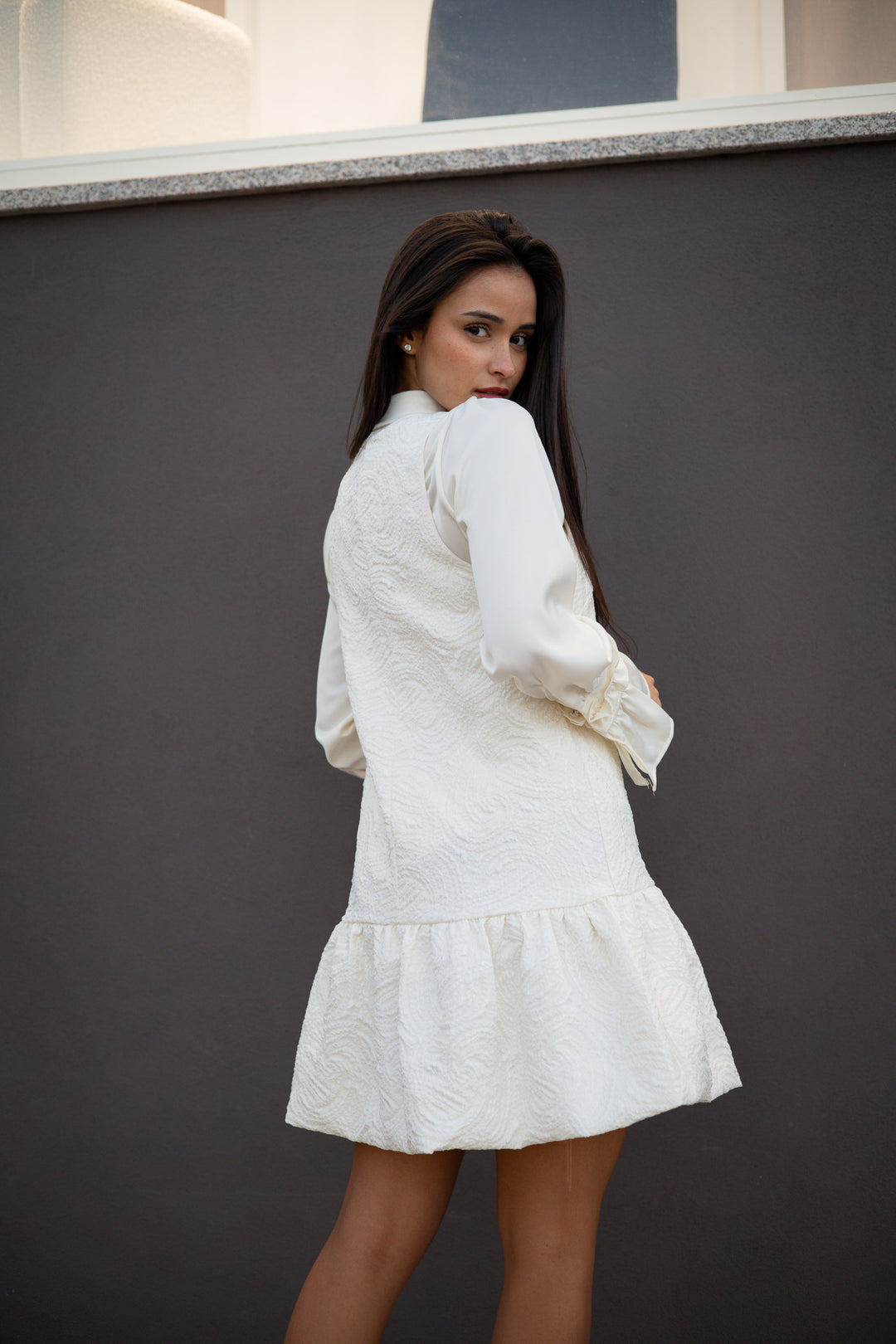 VESTIDO BEGE ABALONADO COM TEXTURA PONTO CHIC