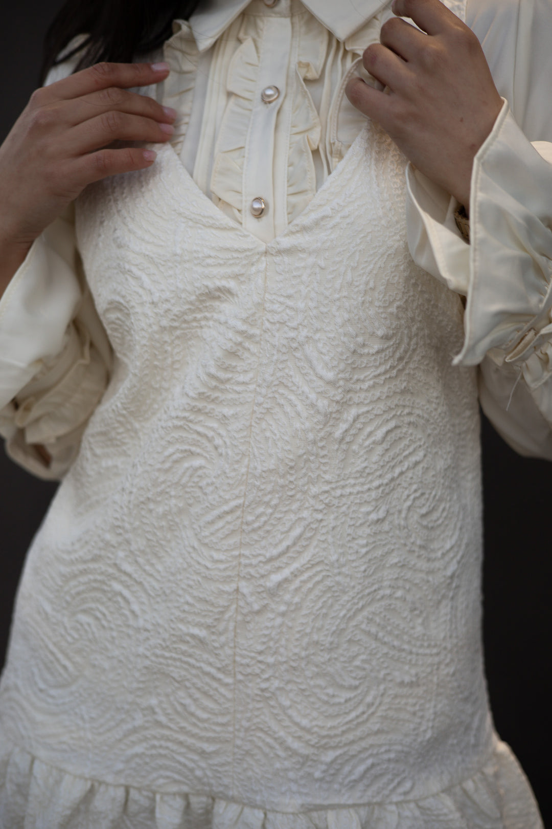 VESTIDO BEGE ABALONADO COM TEXTURA PONTO CHIC