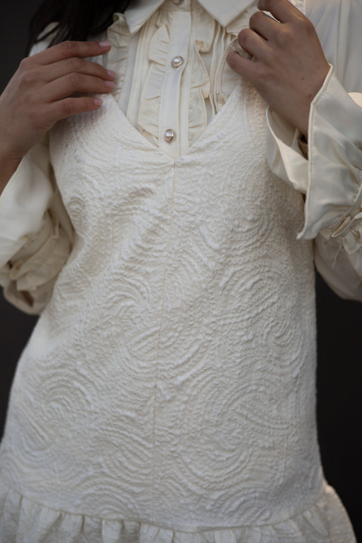VESTIDO BEGE ABALONADO COM TEXTURA PONTO CHIC