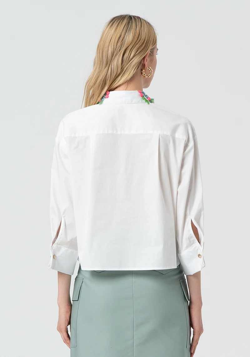 CAMISA CURTA BRANCA COM APLICAÇÕES FRACOMINA