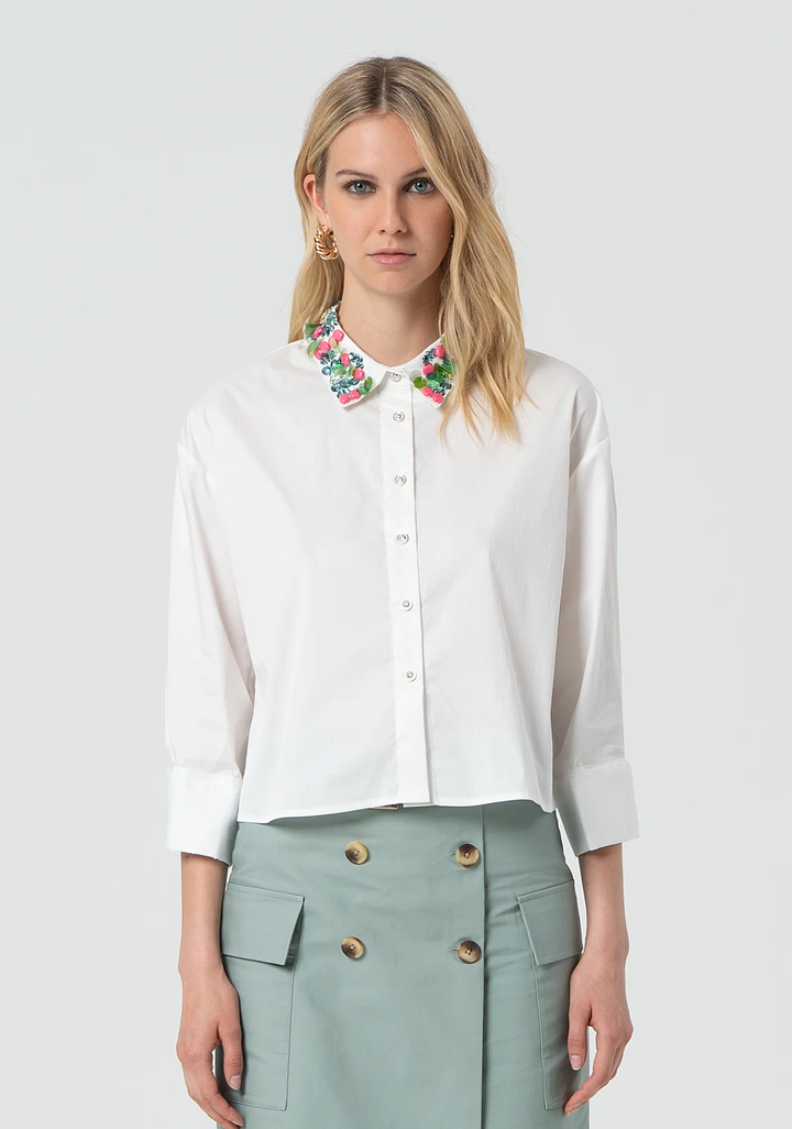 CAMISA CURTA BRANCA COM APLICAÇÕES FRACOMINA