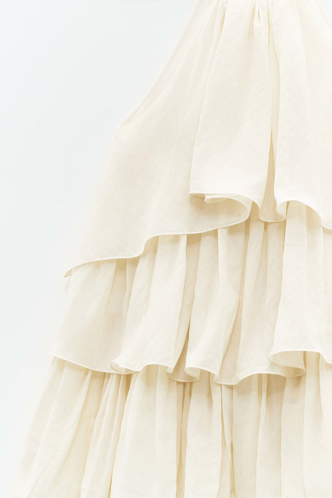 VESTIDO CURTO BEGE COM FOLHOS ELEH