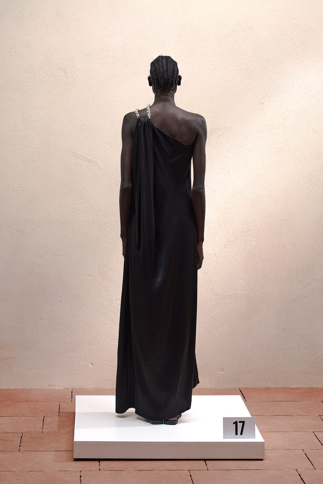 VESTIDO LONGO ACETINADO PRETO DE OMBRO EM BRILHO ELEH