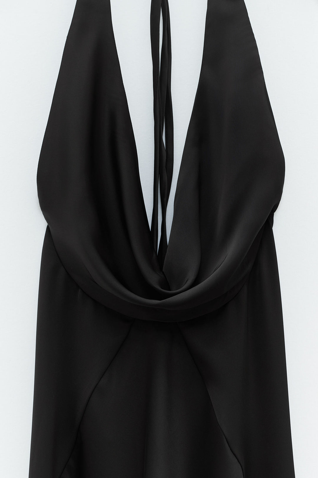 VESTIDO ACETINADO PRETO COM DECOTE ELEH