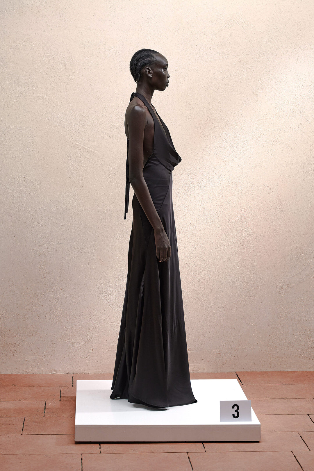 VESTIDO ACETINADO PRETO COM DECOTE ELEH