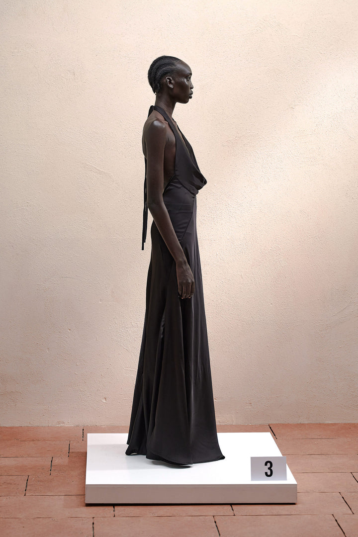 VESTIDO ACETINADO PRETO COM DECOTE ELEH