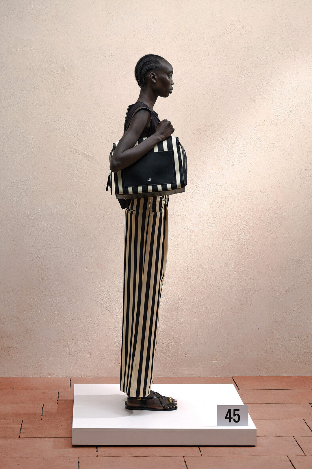 TOP PRETO COM ABERTURA  ELEH