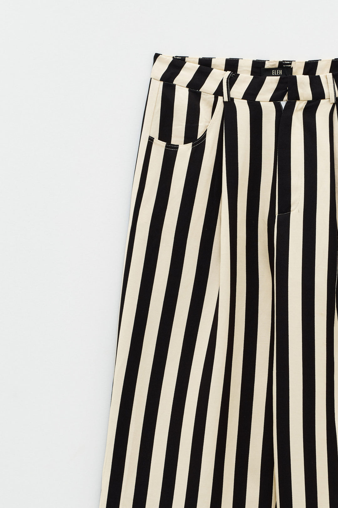 CALÇA COM PADRÃO ÁS RISCAS ELEH