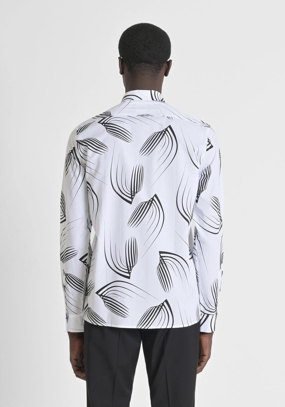 CAMISA REGULAR BRANCA COM ESTAMPA ABSTRATA ANTONY MORATO