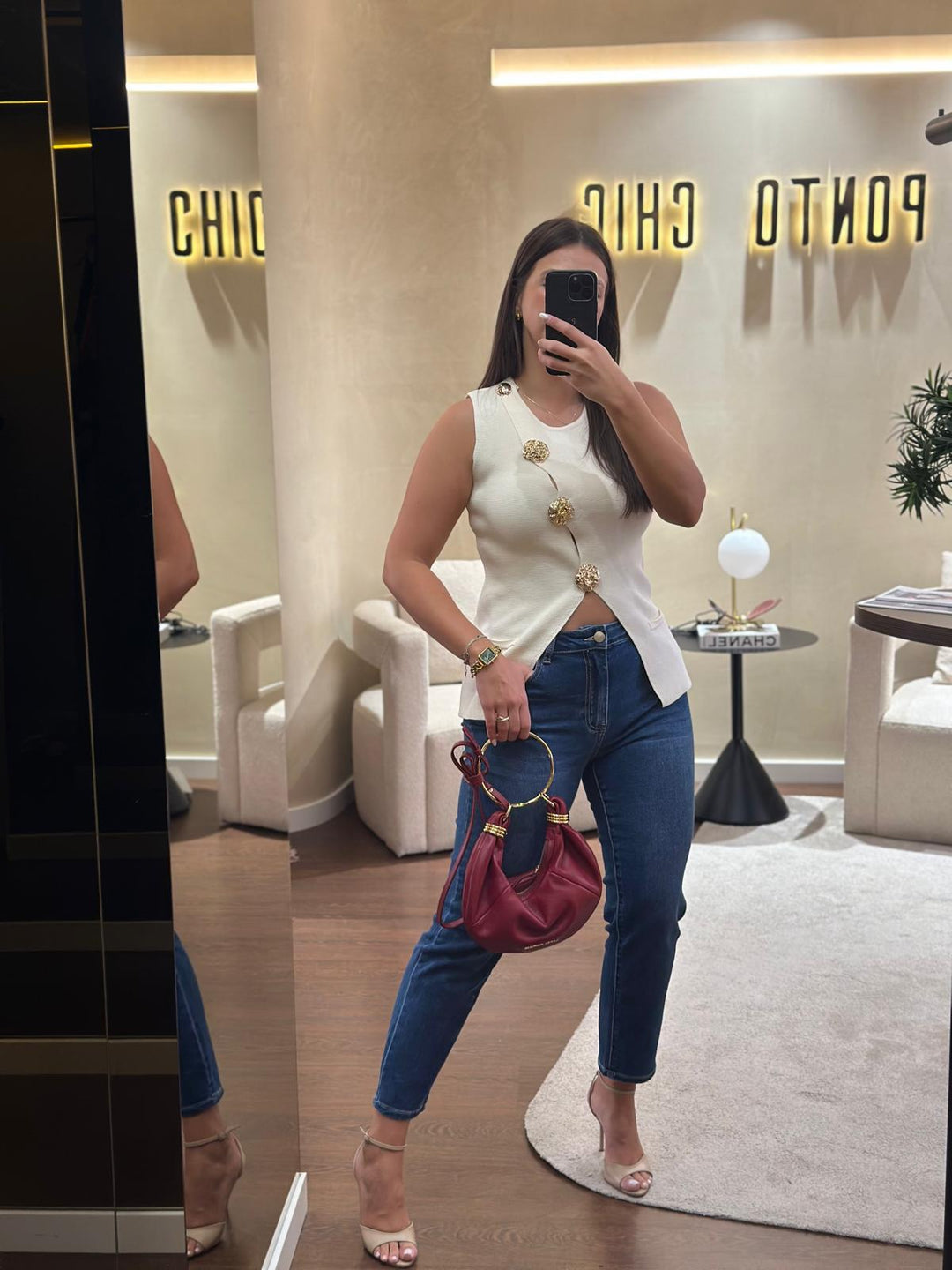 COLETE EM MALHA BRANCO COM BOTÕES DOURADOS PONTO CHIC