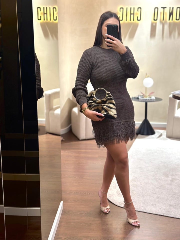 VESTIDO EM MALHA CASTANHO COM FRANJAS PONTO CHIC