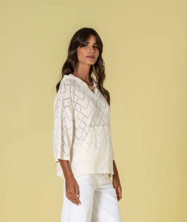 CAMISOLA BEGE COM CAPUZ DE MALHA RENDADA RUGA
