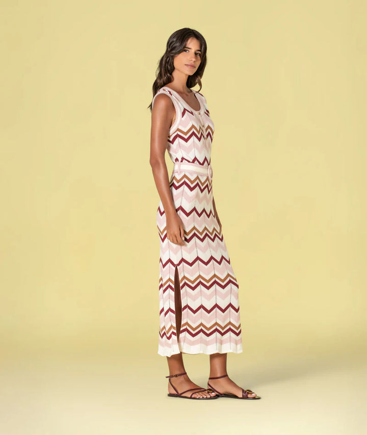 VESTIDO DE MALHA ROSA COM PADRÃO RUGA