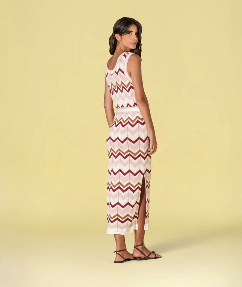 VESTIDO DE MALHA ROSA COM PADRÃO RUGA