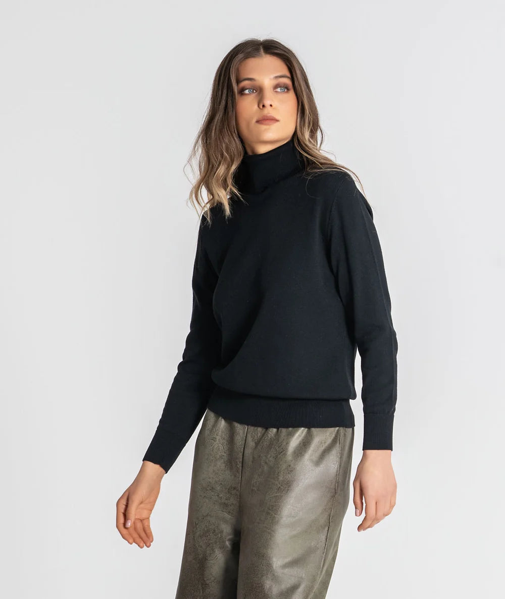 Camisola preta básica de gola alta Ruga | Ponto Chic