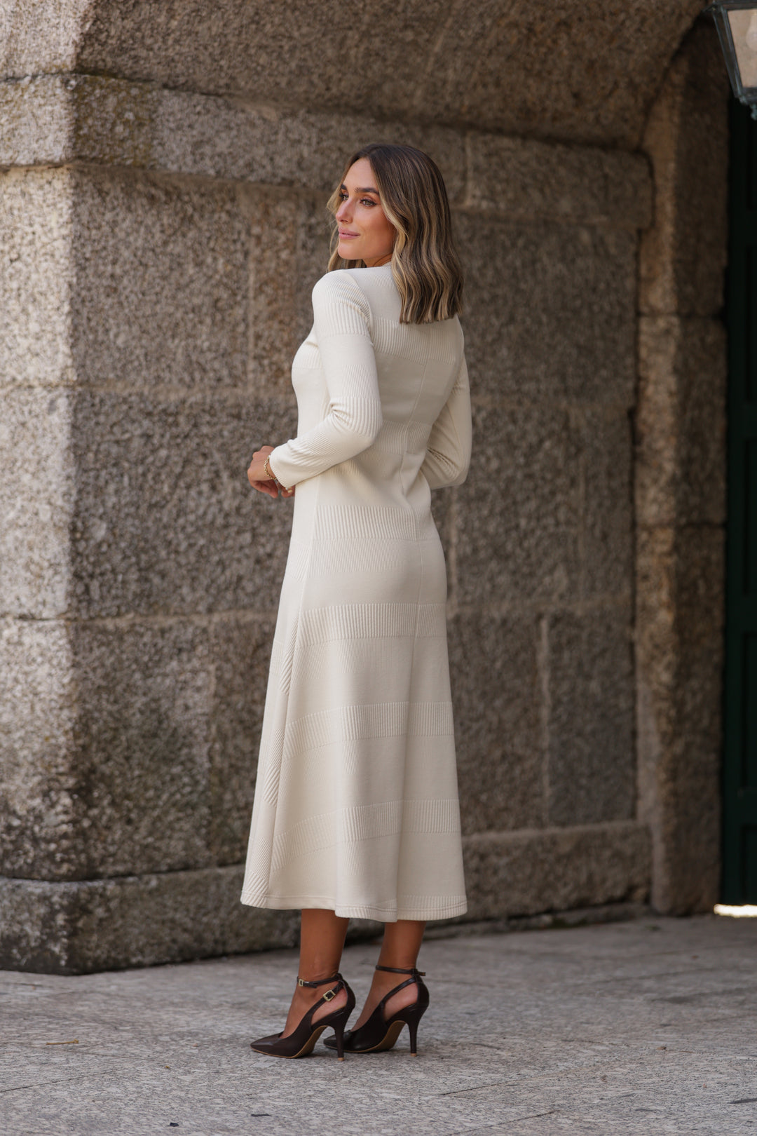 VESTIDO BEGE EM MALHA TEXTURADA COM DECOTE EM V MISS YOU