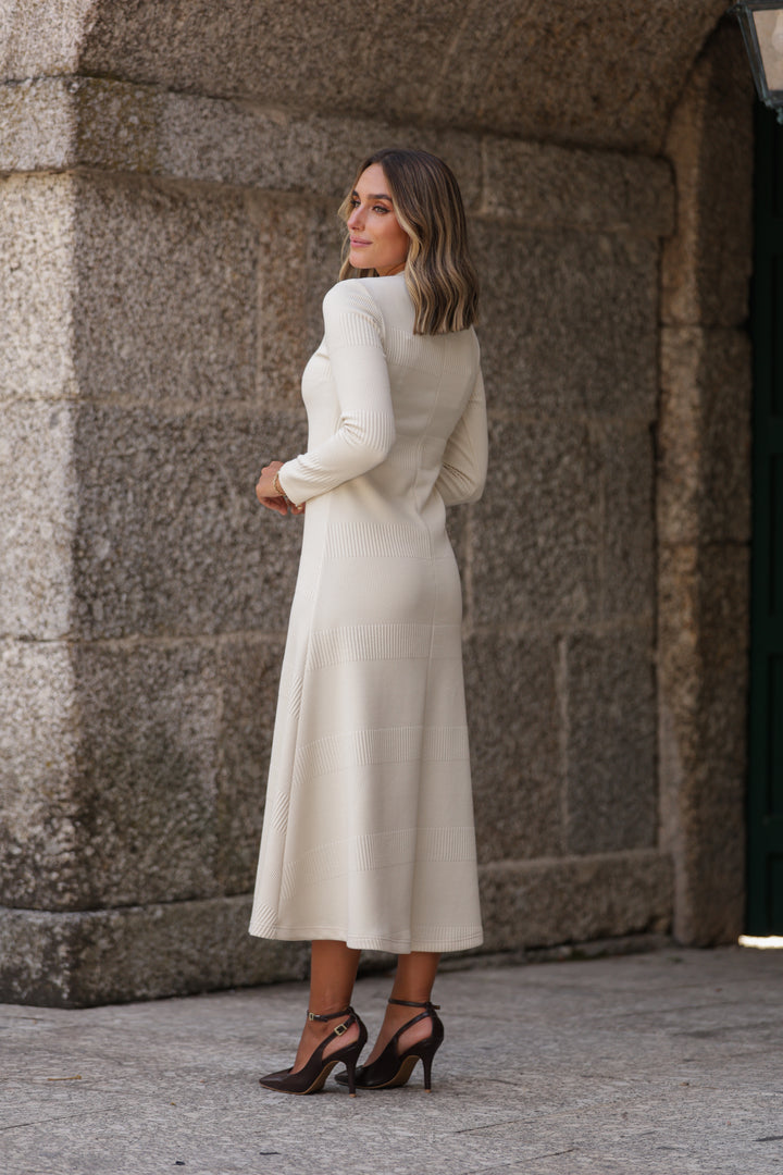 VESTIDO BEGE EM MALHA TEXTURADA COM DECOTE EM V MISS YOU