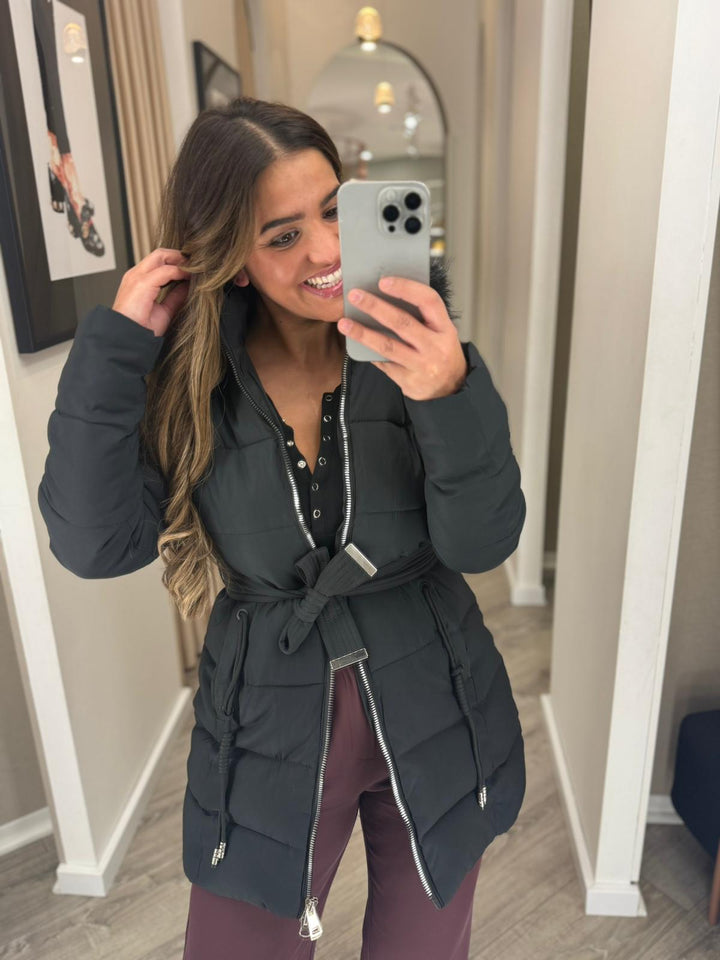 CASACO ACOLCHOADO PRETO COM CINTO PONTO CHIC
