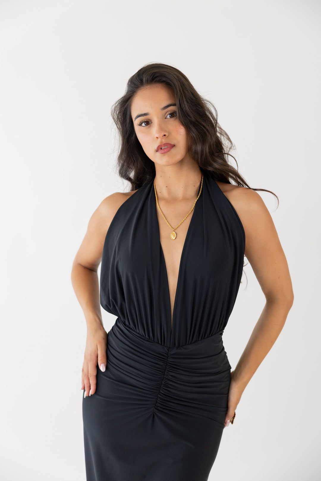 VESTIDO PRETO COMPRIDO DRAPEADO LANÇA PERFUME