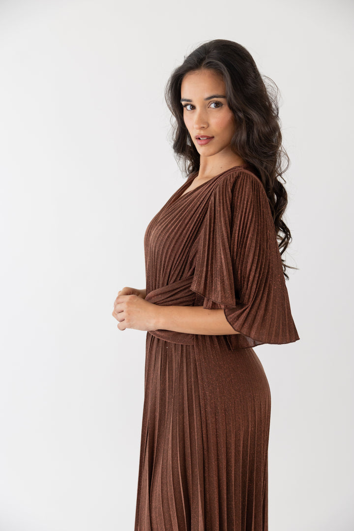 VESTIDO COMPRIDO CASTANHO PLISSADO FRACOMINA