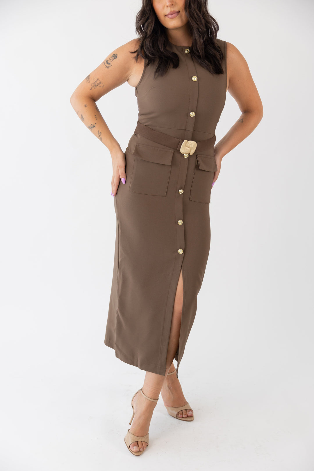 VESTIDO CASTANHO COM FIVELA PONTO CHIC