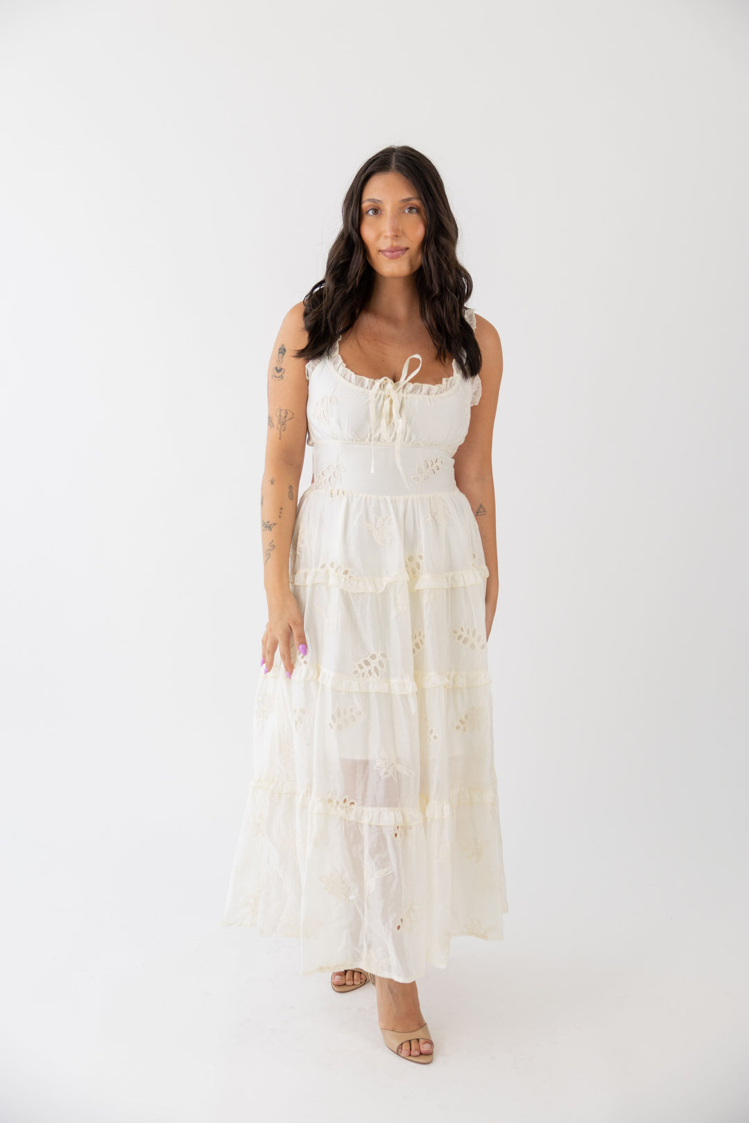 VESTIDO CREME COM BORDADOS PONTO CHIC
